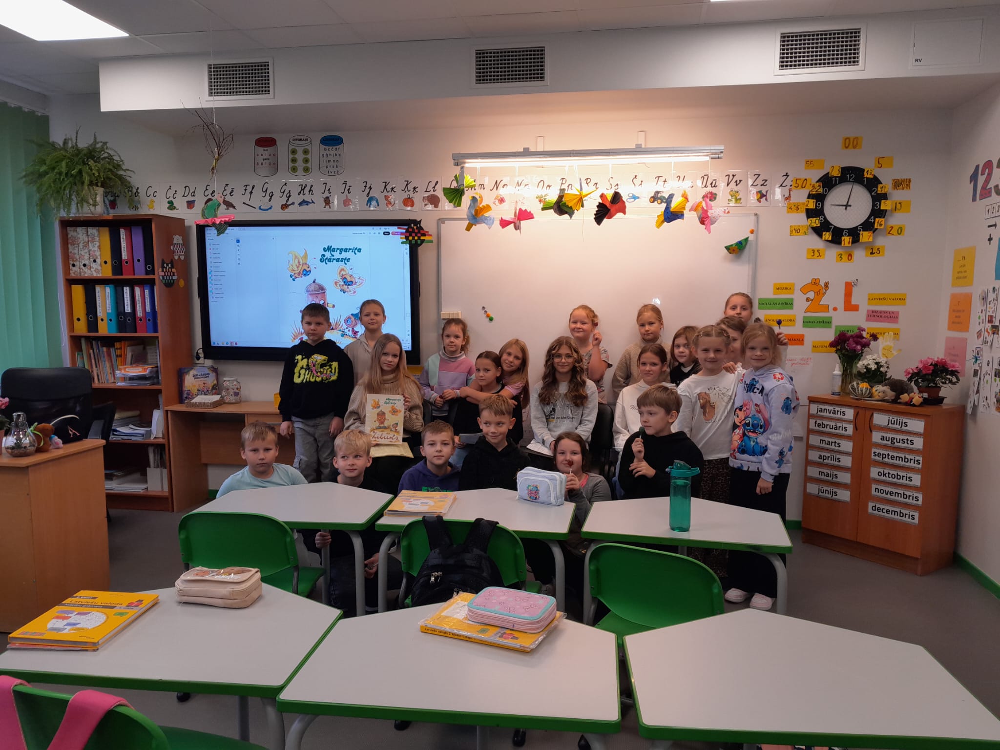 5.l lasa priekšā 2.l klases skolēniem