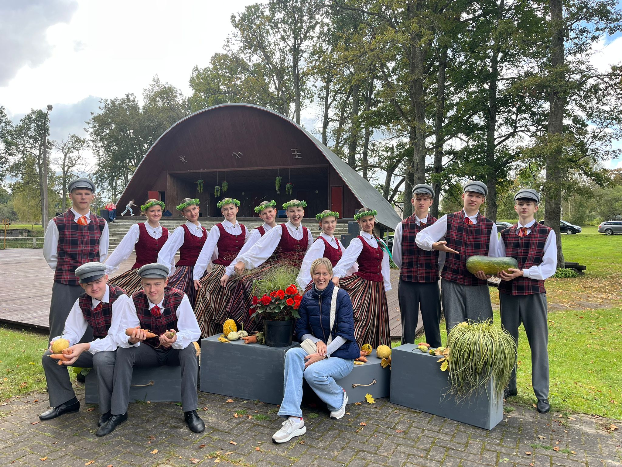 “Spārēni” danco Beļavas rudens ražas tirdziņā