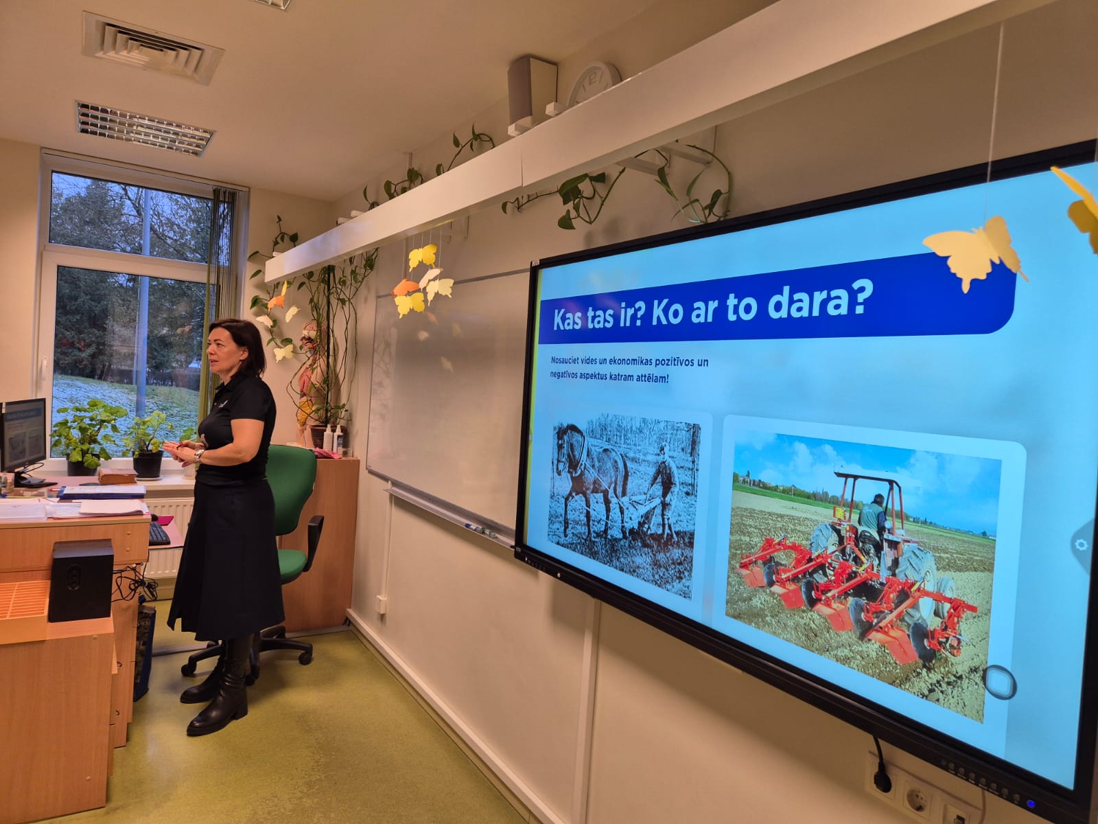 Vidusskolēni piedalās nodarbībā “Ko tu ēd?”