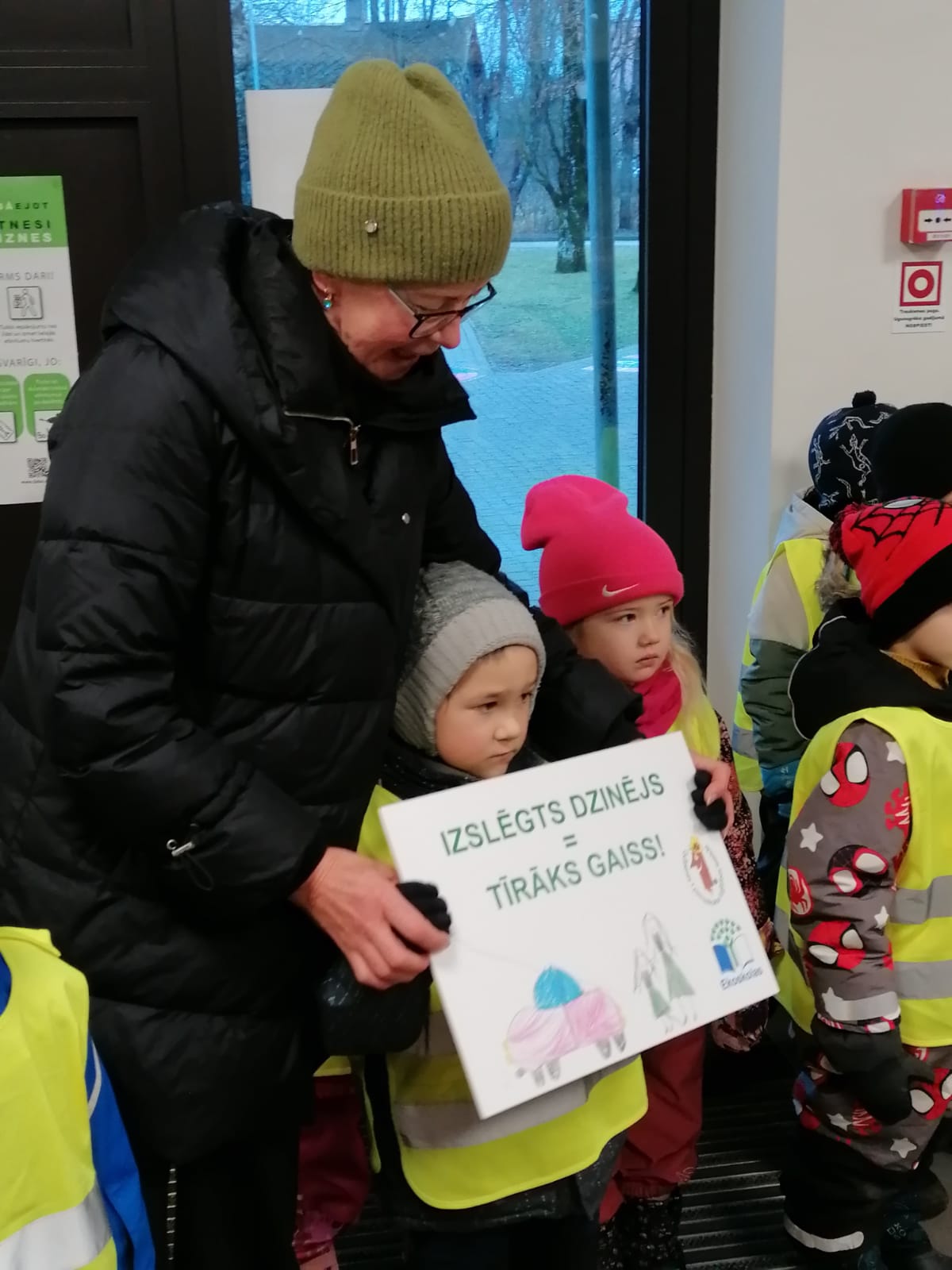 1.b saņem plakātu ar aicinājumu