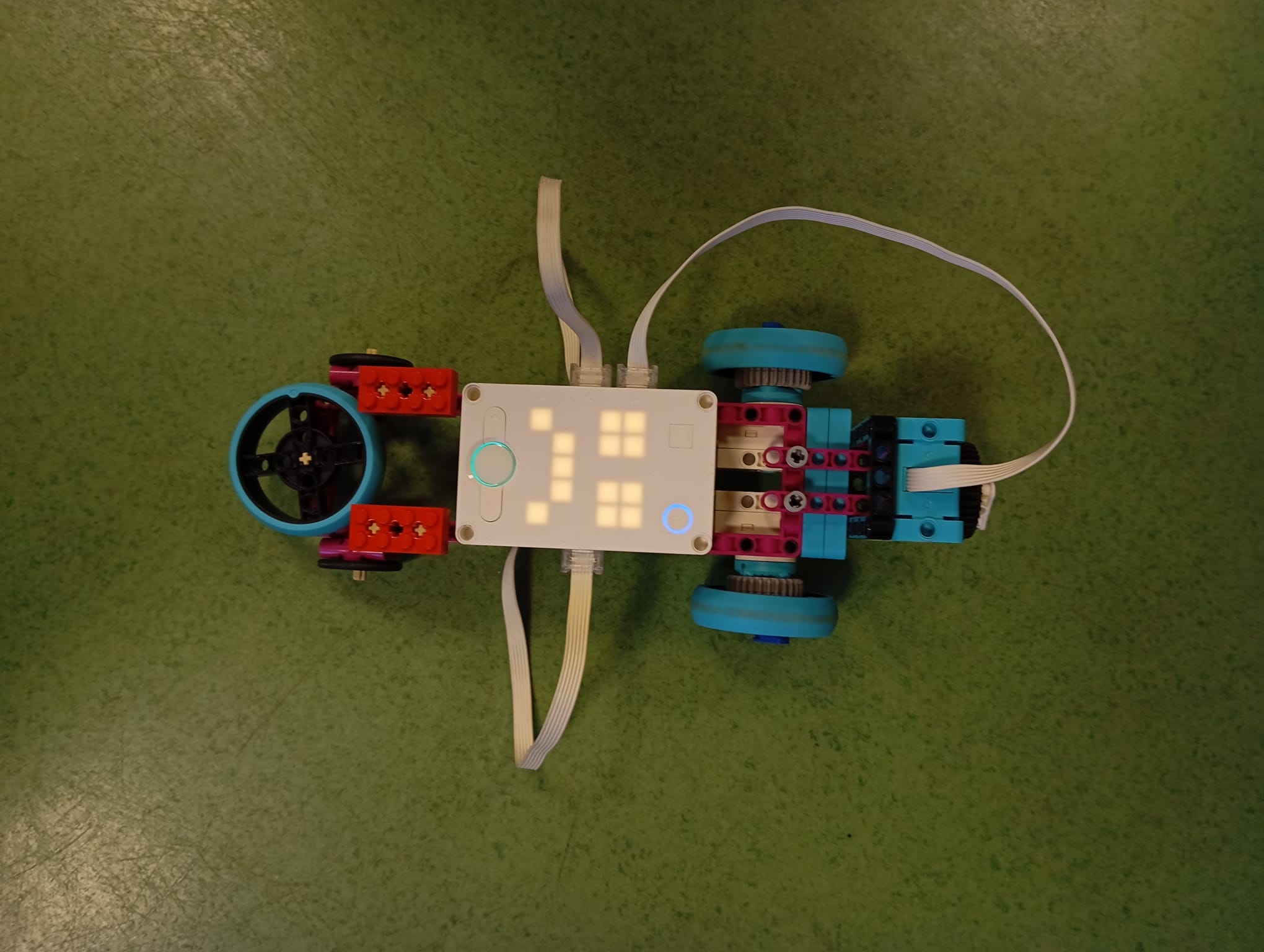 7. klašu skolēni konstruē motorlaivu