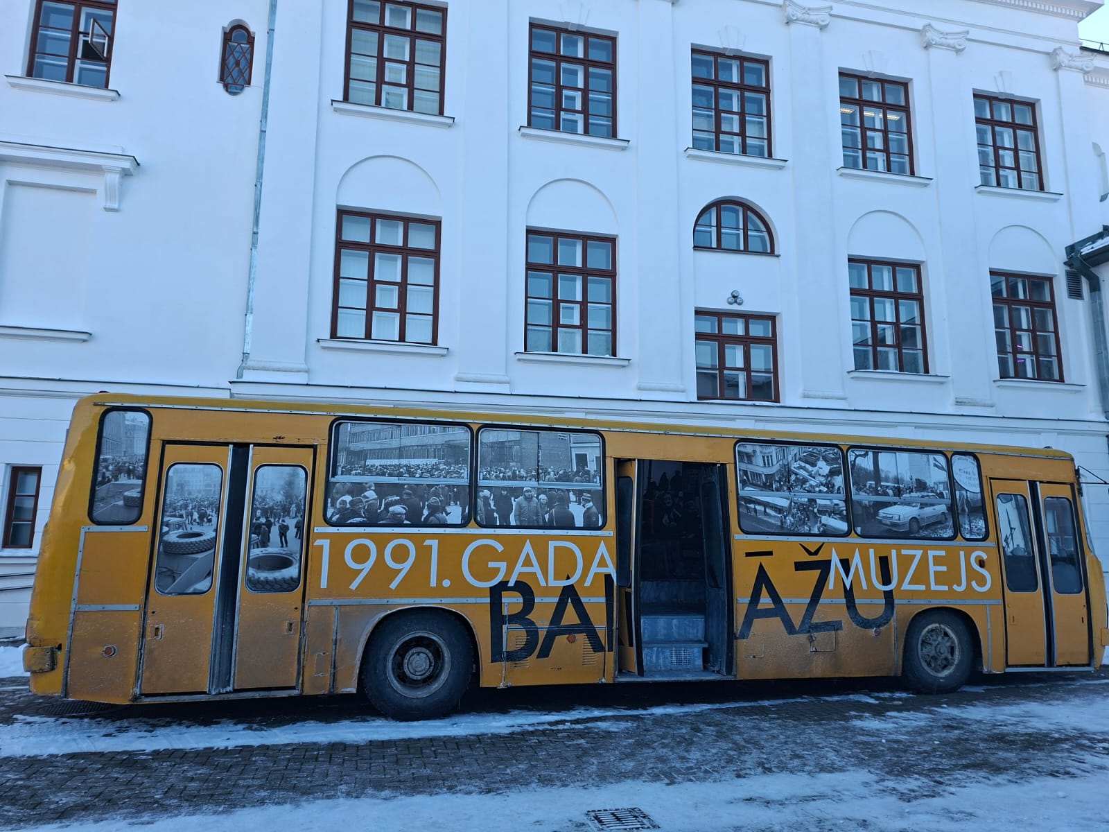 Nodarbība1991. gada barikāžu muzeja muzeobusā