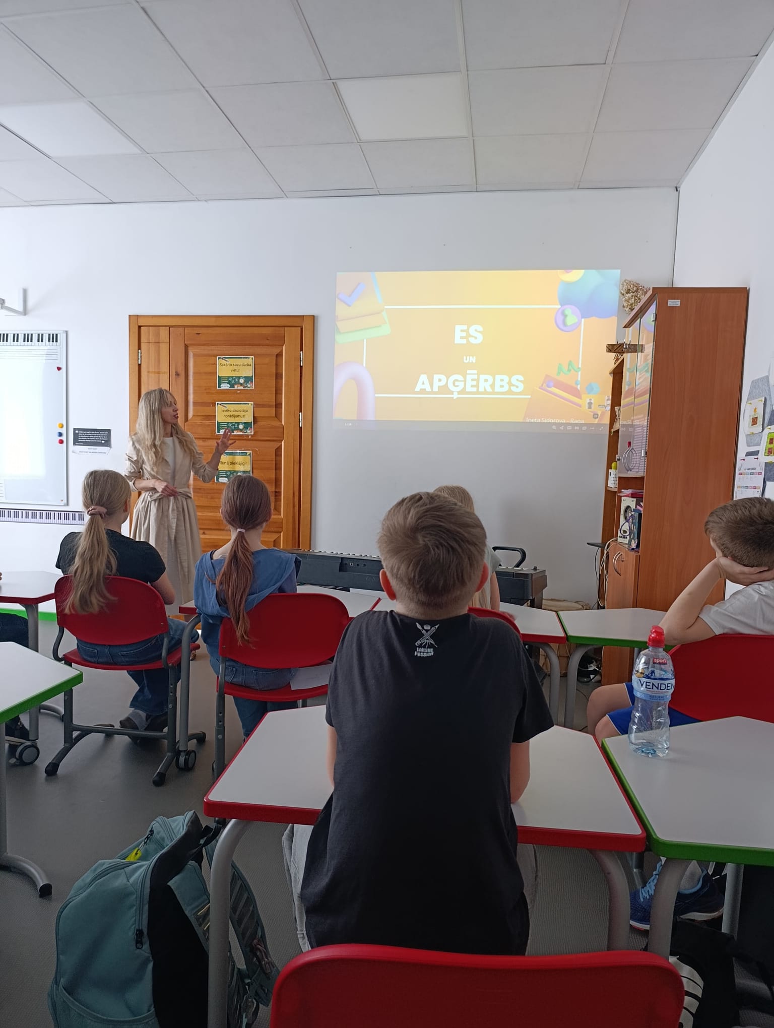 4.b iepazīst lietišķo etiķeti