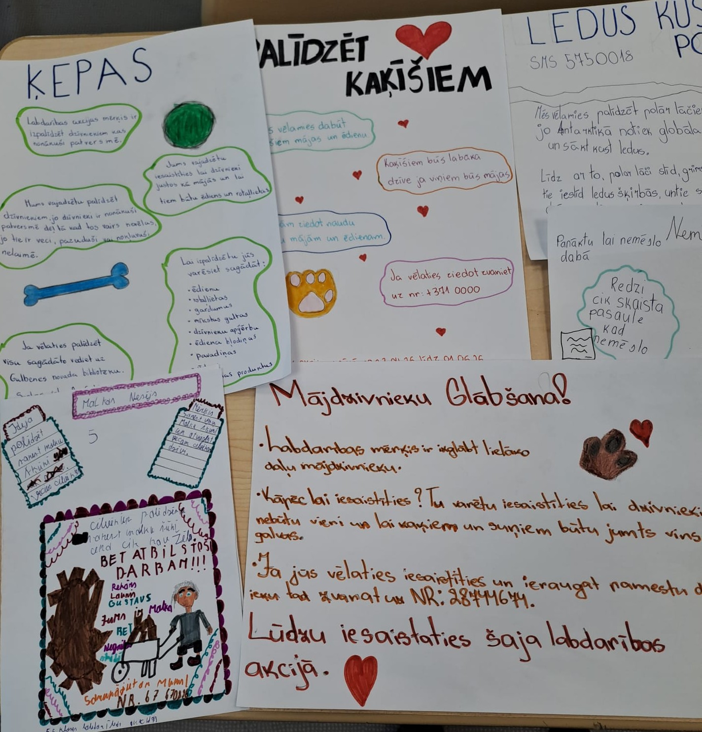 5.klašu skolēni rada plakātus iespējamai labdarības akcijai