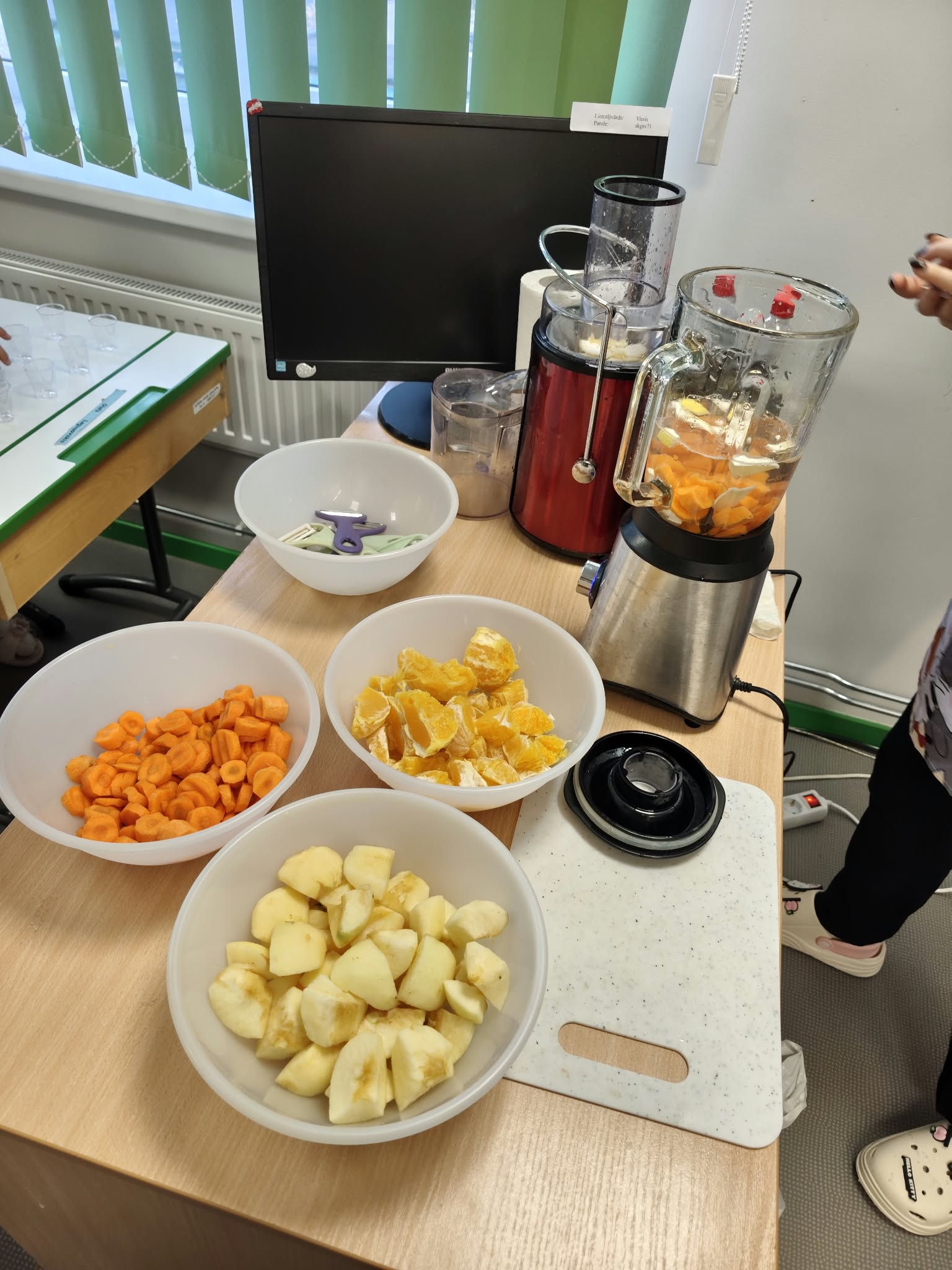 3.klašu skolēni darbojas “Sulu un smūtiju laboratorijā”